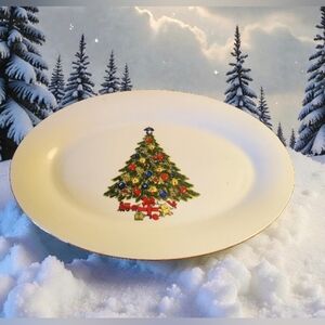 Trisa Christmas Fine China Collectible Plate , Gold Trim